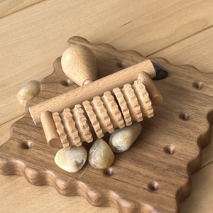 Disfrute relajando los meridianos del cuerpo con el masajeador de mano con rodillo de madera de haya - Product Image 2