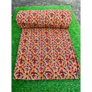 Couette Kantha en coton imprimé à la main avec des couches naturelles douces et des points de couture artistiques, conçue pour rehausser le confort - Product Image 1