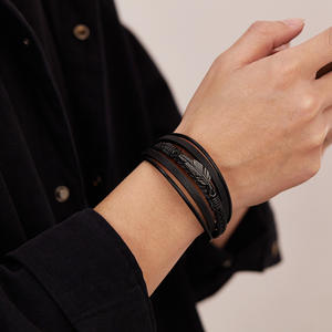 Accesorios europeos y americanos al por mayor: Pulseras de plumas modernas y versátiles, cuero trenzado multicapa de moda - Product Image 1