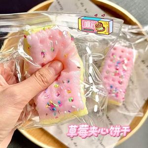 Nouveauté Jouets à presser en caoutchouc en forme de biscuits sandwich, aliments simulés, à rebond lent, souples pour soulager le stress, unisexe - Product Image 4