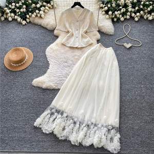 Ensemble élégant deux pièces pour femme : Haut en dentelle et sequins à col en V, et jupe longue en tulle à fleurs 3D – Robe de soirée de célébrité - Product Image 1