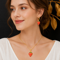 Vergulde roestvrijstalen aardbeienhanger ketting oorringen sieradenset emaille dames schattig fruit