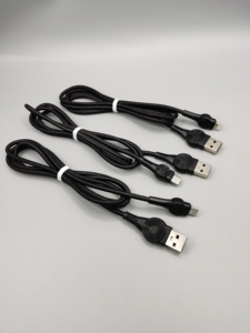 XF-97M Regalo di Natale Cavo USB Intrecciato con Rivestimento in Nylon 3-in-1 Ricarica Rapida 2A Connettori Type-<span class=keywords><strong>C</strong></span>/Micro USB 1,2m Nero Tutto - Product Image 1