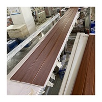 Panel de Techo de PVC Moderno de Alta Calidad, Resistente al Humo y a la Humedad, con Diseño de Ranuras para Decoración de Interiores