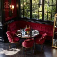 Meubles de luxe en pierre frittée rouge velours pour hôtels, restaurants, cafés et salons de thé : tables, chaises, banquettes et sièges pour l'hôtellerie