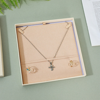 Boîte d'emballage de bijoux A1 mate crème avec plateau multi-compartiments, positionnement pour pendentifs et bagues, et impression personnalisée sur le couvercle