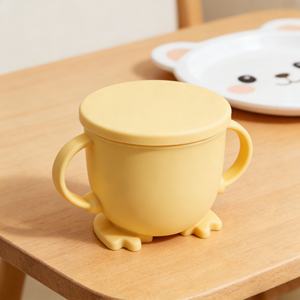 Vente en gros de gobelets à collation pliables en silicone de qualité alimentaire pour bébés et enfants, avec couvercle transparent et poignée - Product Image 5