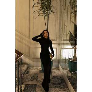 Robe de cocktail longue noire avec détail complexe au dos - Product Image 4