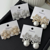 Boucles d'oreilles pendantes ajourées en zircon micro-pavé étincelant pour un look élégant et un accessoire nécessaire pour l'automne et l'hiver vie quotidienne