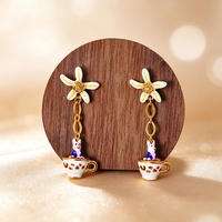 Anting-anting panjang model rantai bunga putih kelinci kecil, berbahan enamel keramik tiga dimensi LBT, imut, untuk wanita, terbuat dari logam campuran.