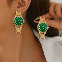 Boucles d'oreilles clous en forme de cadran de montre au style audacieux et unique. Grande montre dorée au design élégant, disponible en plusieurs couleurs. Boucles d'oreilles en forme d'horloge NE0126