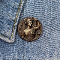 Broche vintage en métal à la mode, déesse de la justice, badge en métal 3D pour vêtements, sacs, décoration, acceptation des épingles en émail personnalisées