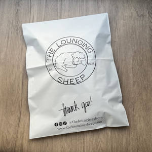 Sobres de Poliéster Blancos Mate Personalizados con Impresión Negra - Bolsas de Envío Impermeables para Ropa y Comercio Electrónico - Product Image 4