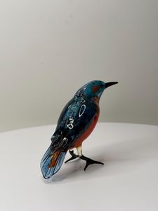 Figura de Pájaro de Vidrio Soplado a Mano, Cuerpo Azul Oscuro, Cola Naranja, Escultura Artística - Product Image 3