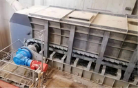 Alimentateur à tablier pour la construction d'installations d'anodisation électrique, destiné à la manutention de blocs d'électrolytes
