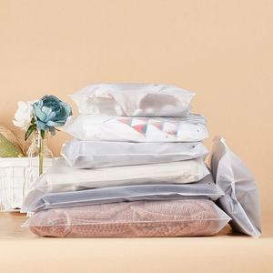 ถุงช้อปปิ้งพลาสติก PE ทอแบบซิปล็อคกันความชื้น เป็นมิตรกับสิ่งแวดล้อม สำหรับใส่ถุงเท้าและเสื้อผ้า ขนาดปรับแต่งได้ - Product Image 3