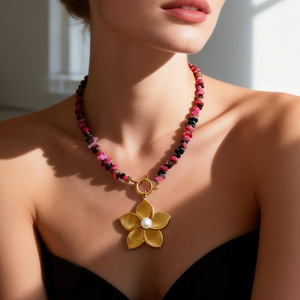 Collier de fleurs avec perles et pierres naturelles, plaqué or 18 carats, chaîne de clavicule, pour les fêtes et le quotidien - Product Image 1