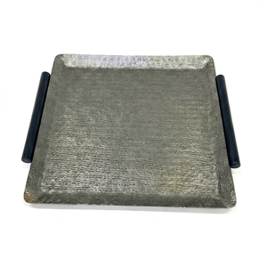 Bandeja de Servicio Metálica de Alta Calidad con Asa Negra y Acabado Martillado para Hogar, Hotel y Servicio de Alimentos, Material Duradero y Ecológico - Product Image 1