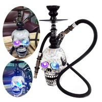 Chicha en résine en forme de crâne avec fumée qui sort de la bouche, design unique pour table