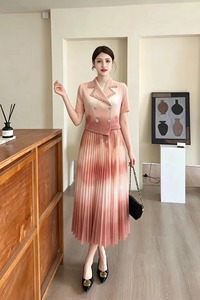 Robe longue plissée personnalisée à col blazer et strass dégradés, vente en gros - Product Image 5