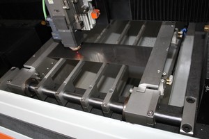 Máquina de corte por láser de fibra OPTIC de alta velocidad 6000W 3015 cama gruesa chapa CNC con plataforma de apertura rápida sistema de energía sólida - Product Image 5