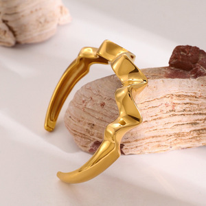 Brazaletes chapados en oro de 18 quilates, brazaletes abiertos ondulados irregulares de acero inoxidable para mujer, suministro de fábrica - Product Image 1