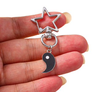 Popolari portachiavi cinesi in stile gossip di Wenys, con simboli Yin-Yang di tendenza nazionale, ideali per coppie. - Product Image 3