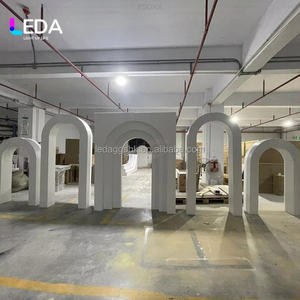 Arco de Boda Moderno y Sencillo de Acrílico Blanco LEDA con Diseño Elegante para Decoración de Escenarios y Eventos en Salones - Product Image 2