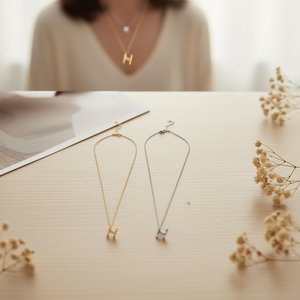 Collana con Ciondolo a Forma di Lettera H in Diamanti, Catena in Acciaio Inossidabile, Set da 12 Pezzi - Product Image 3