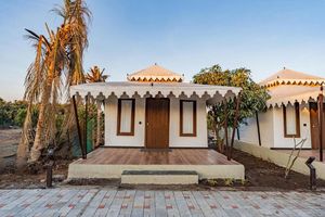 Cabaña de Lujo Premium Tipo Villa con Terraza de Madera para Glamping y Experiencia de Retiro Ecológico - Product Image 2