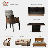 Chaise de salle à manger en cuir matelassé de luxe avec structure en bois foncé et logo doré