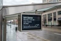 Señalización Digital para Paradas de Autobús Colgantes al Aire Libre, Pantalla LCD Publicitaria Legible Bajo la Luz Solar, IP66, con Información de Pasajeros en Tiempo Real