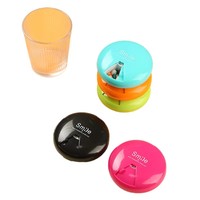 Boîte de rangement portable pour sept jours au design moderne, vente en gros transfrontalière, pilulier rotatif en PP avec visage souriant, modèle de sous-emballage