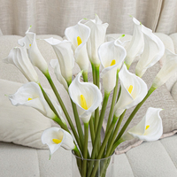 Arrangement de plantes artificielles Calla Lily directement de l'usine avec vase en verre et fleurs en soie pour la décoration du hall d'hôtel