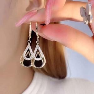 Boucles d'oreilles en cristal plaqué or noir de style coréen élégant et haut de gamme, goutte d'eau, accessoire personnalisé à la mode - Product Image 1