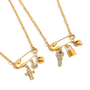 Collier ras du <span class=keywords><strong>cou</strong></span> tendance en acier inoxydable plaqué or 18 carats avec pendentif épingle <span class=keywords><strong>de</strong></span> sûreté, breloques croix, fermoir mousqueton et pavé <span class=keywords><strong>de</strong></span> zircones cubiques pour <span class=keywords><strong>femme</strong></span> - Product Image 5