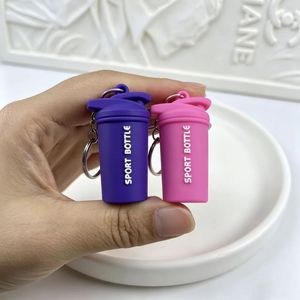 Porte-clés sportif monochrome vibrant, mini pendentif bouteille shaker en silicone, breloque raquette de badminton en plastique creux, assortiment de couleurs - Product Image 6