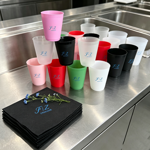 Gobelets de mariage en plastique givré de 16 oz avec logo personnalisé, réutilisables, pour fêtes de mariage, avec impression de monogramme, serviette noire flexible, crest pp - Product Image 1