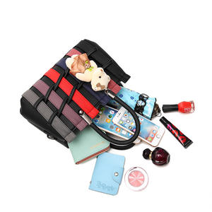 Sacs à Main <span class=keywords><strong>Tendance</strong></span> pour Femmes avec Pendentif Ours, Grande Capacité, Épaule Tissée à la Main, Designer en Cuir PU, pour Voyage Quotidien - Product Image 4