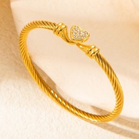 Bracelet manchette torsadé en acier inoxydable plaqué or 18 carats avec boucle fer à cheval, bijou minimaliste tendance pour femme