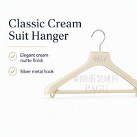 Cintres floqués en velours de luxe beiges antidérapants en plastique écologique pour robes de mariée, personnalisables avec logo, pour magasins de robes de mariée (OEM)