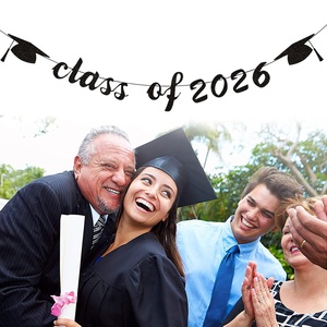 Guirnalda de Decoración <span class=keywords><strong>para</strong></span> Fiesta de Graduación 2026, Banner de Felicitación <span class=keywords><strong>para</strong></span> Graduados de la Clase 2026, Impresión en Negro/Dorado, Incluye Birrete de Graduación y Estrella - Product Image 3