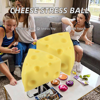 Balle anti-stress en forme de fromage, lot de 2, en caoutchouc souple, jouet sensoriel alimentaire de simulation pour enfants, adultes, bureau, école, cadeaux pour soulager le stress quotidien