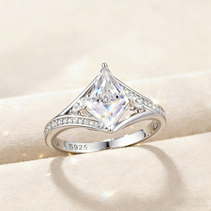 Anillo de Compromiso de Plata de Ley 925 con Circonita Cúbica de Corte Princesa, Engaste Pavé, Diseño Geométrico Clásico, Joyería para Mujer - Product Image 3