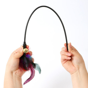 Bacchetta Interattiva per Gatti Durevole con Piume Colorate, Asta Lunga in PVC, Giocattolo per Animali Domestici con Campanello - Product Image 3