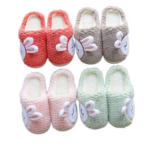 ผ้าฝ้ายขนสัตว์เทียมสำหรับเด็กผู้ชายในฤดูหนาว ดีไซน์การ์ตูนน่ารัก พื้นรองเท้ายางกันลื่น บุขนเพื่อความอบอุ่น - Product Image 2