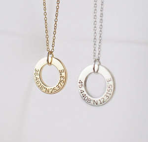 Jietao PVD placa de oro Acero inoxidable personalizado coordenadas círculo colgante collar <span class=keywords><strong>mejor</strong></span> amigo <span class=keywords><strong>regalo</strong></span> aniversario joyería <span class=keywords><strong>regalo</strong></span> - Product Image 1