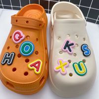 Nouvel arrivage de chaussures colorées 26 lettres anglaises breloques boucle de chaussure en caoutchouc souple décorations de chaussures en PVC accessoires pour enfants et adultes