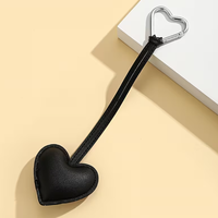 Pendentif de sac minimaliste en cuir PU en forme de cœur de pêche, accessoire vestimentaire sur le thème de l'amour, breloque pour couple