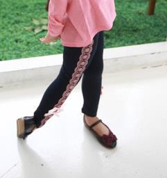 Vêtements pour enfants en gros en ligne : Pantalon décontracté en dentelle avec imprimé lapin pour filles, fabriqué en Chine - Product Image 4